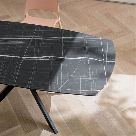 Kolekcia rôznych dizajnových radiátorov s rôznymi povrchovými úpravami