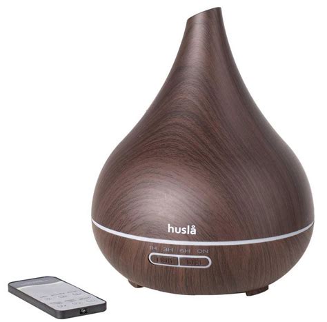 Drevený ultrazvukový zvlhčovač vzduchu s jemnou hmlou vychádzajúcou z vrchnej časti.