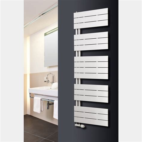 Kolekcia rôznych dizajnov rebríkových kúpeľňových radiátorov v bielych a čiernych prevedeniach