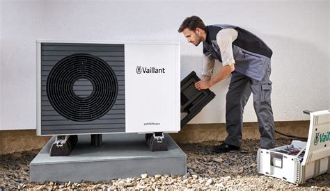 Obrázok znázorňujúci detailnú kontrolu vnútorných častí kotla počas servisu.