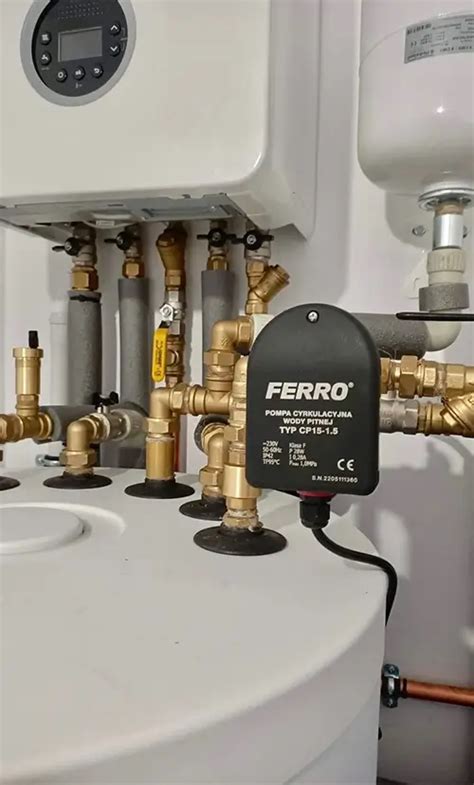 Detailný pohľad na servisného technika vykonávajúceho kontrolu elektród kotla.