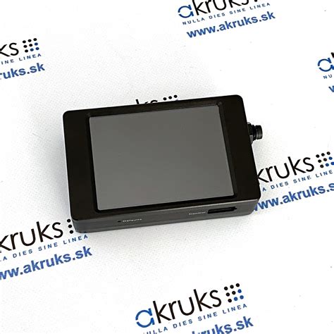 Ilustrácia ovládacieho panelu moderného kondenzačného kotla s dotykovým displejom a možnosťou ovládania cez smartfón.