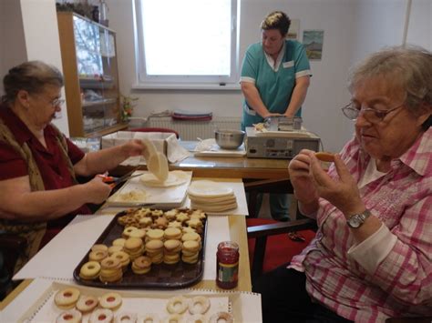 Ilustrácia rôznych typov platní na pečenie oblátok s rôznymi vzormi.