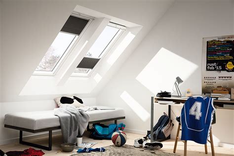 vizuálne porovnanie strešných okien s horným a spodným ovládaním