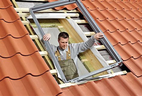 detailná fotografia tesnenia strešného okna a jeho kontrola
