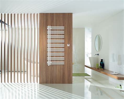 Ilustrácia rôznych dizajnov elektrických kúpeľňových radiátorov