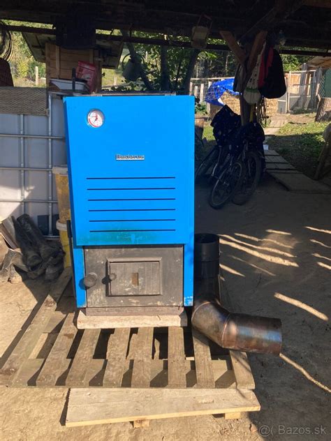 Infografika porovnávajúca rôzne typy kotlov na tuhé palivo.