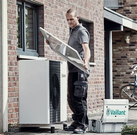 Ilustračná fotografia servisného technika pracujúceho na chladiacom agregáte