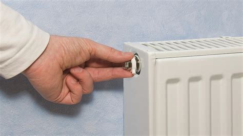 Ilustračný obrázok liatinového radiátora s viditeľným odvzdušňovacím ventilom