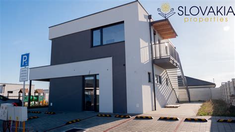 Render dvojpodlažného domu s komínom