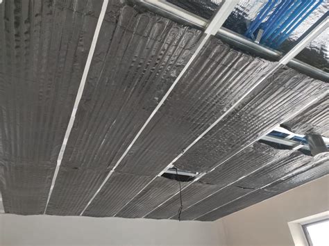 detail sadrokartónového panelu pre stropné chladenie s integrovanými rúrkami