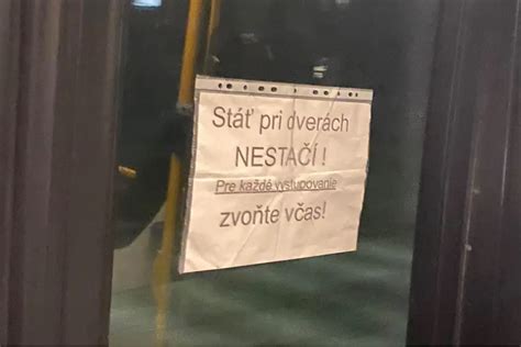 Tematické foto ventilačnej mriežky v dverách