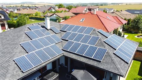 Fotovoltaické panely na streche domu zachytávajúce slnečnú energiu