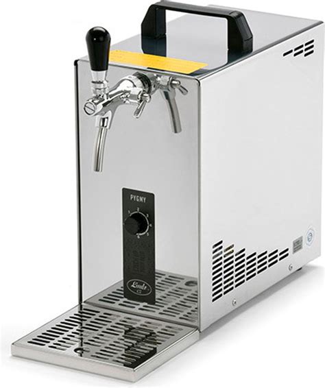 Tematické foto: Domáca jama na chladenie piva plnená ľadom a fľašami piva na záhrade