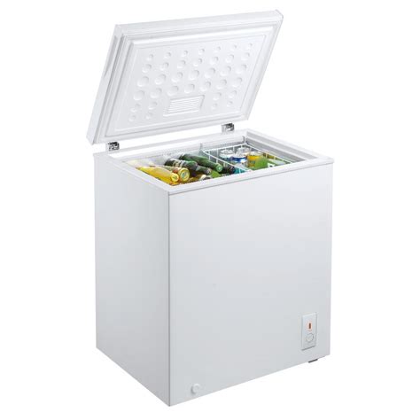 Ilustračná fotografia pultovej (truhlicovej) mrazničky s otvoreným vekom a vnútornými košmi