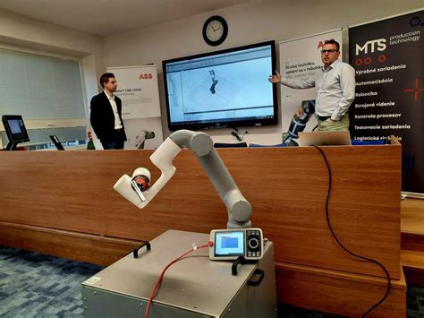 Infografika znázorňujúca prepojenie softvérov CATIA, AutoCAD a priemyselnej robotiky s učebnými osnovami školy.