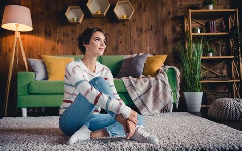 Ilustračné foto človeka s kašľom v interiéri