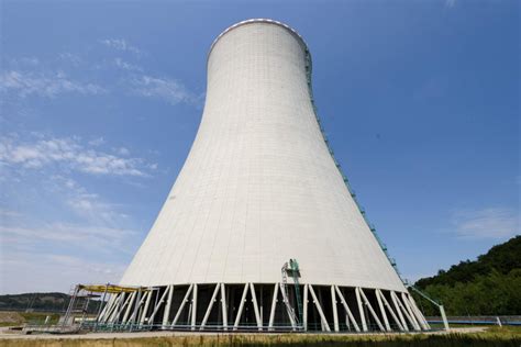 Schematické znázornenie chladiacej veže jadrovej elektrárne