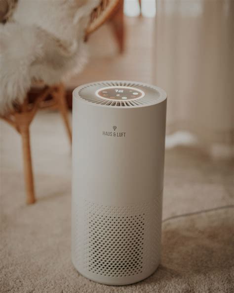 dievčatko v detskej izbe s aktívnym zvlhčovačom vzduchu