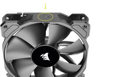 Detailná fotografia ventilátora CPU a tepelnej pasty na procesore
