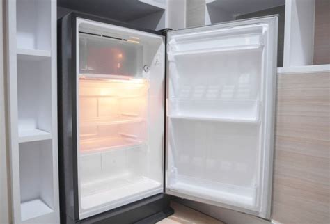 Detailný záber na vnútorné usporiadanie chladničky s priehľadnou zásuvkou na zeleninu.