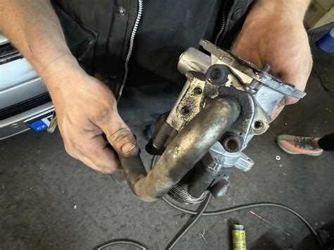 Detail EGR ventilu s viditeľnými nánosmi sadzí