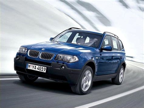 BMW X3 E83 s otvorenou kapotou motora