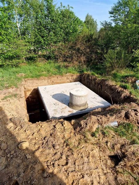 Vizualizácia procesu budovania zemnej jamy, vrátane výkopu a umiestnenia nádoby.