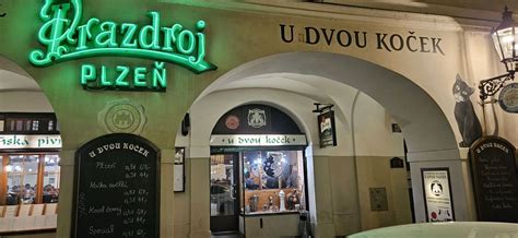 Fotografia tradičnej podzemnej pivnice s uloženými plodinami.