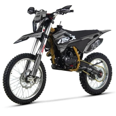 Tematické foto cross motocykla Asix XB88 v akcii na teréne