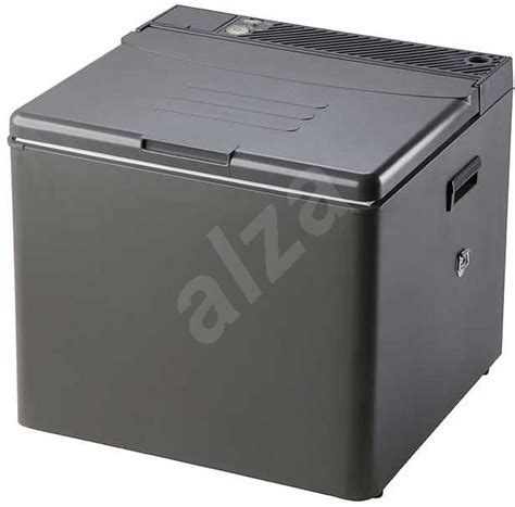 Absorpčná chladnička pripravená na modernizáciu: demontovaný panel, izolácia a elektrický ohrievač