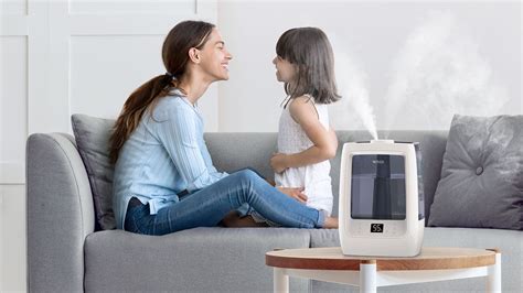 Ilustračná fotografia zobrazujúca osobu relaxujúcu v miestnosti s moderným zvlhčovačom vzduchu.