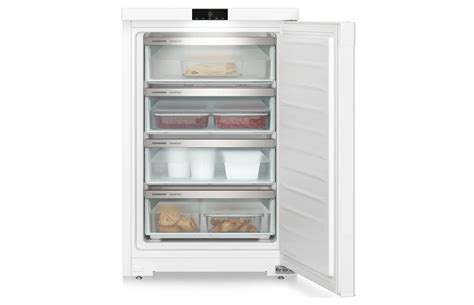 Fotografia interiéru šuplíkovej mrazničky Liebherr s detailom na teleskopické koľajničky a priehľadné zásuvky.