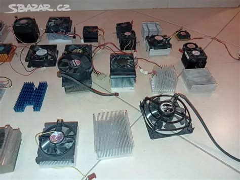 Zostava počítačových komponentov s naznačenými prvkami chladenia (ventilátory, chladiče)
