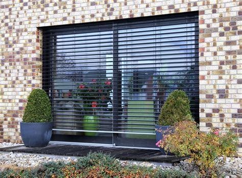 Zatemnené okno s vonkajšími žalúziami alebo roletami