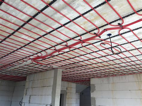 Porovnanie rozloženia tepla pri podlahovom a stropnom vykurovaní.