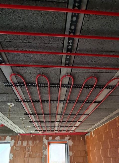 Detail inštalácie mokrého systému stropného chladenia - rúrky v omietke.