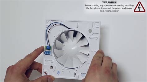 Detail ventilátora v chladničke s naznačeným čistením lopatiek.