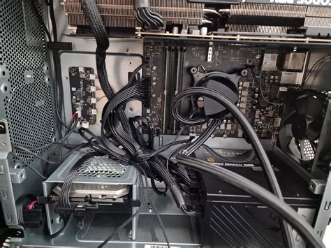 Fotografia moderného PC s nainštalovaným vodným chladením.