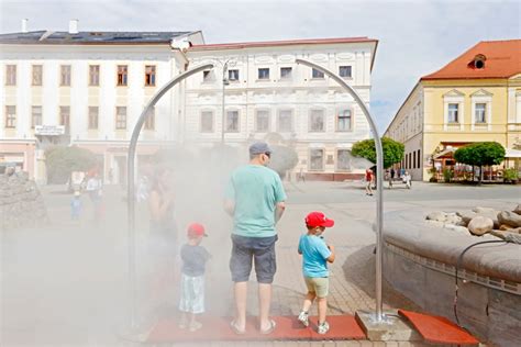 Tematické foto: Príjemne chladená terasa s jemnou vodnou hmlou v pozadí