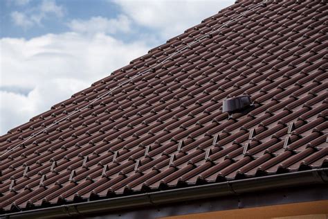 Koláž rôznych strešných doplnkov (bleskozvod, priehľadná škridla, riešenie úžľabia)