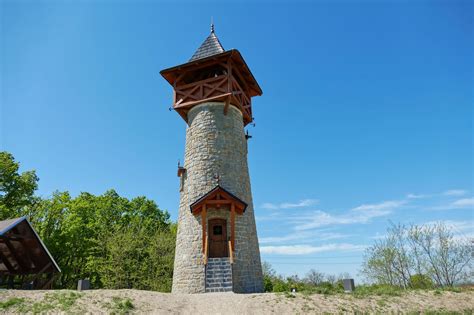 Porovnanie historickej strešnej malty s moderným vetracím pásom na hrebeni