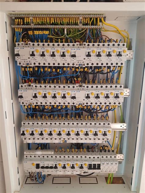 Interiér elektrického rozvádzača s označenými komponentmi