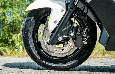 Schéma technických komponentov terénneho motocykla: motor, rám, odpruženie a brzdový systém