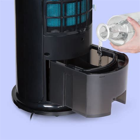 Detail zvlhčovača vzduchu s popísanými funkciami: nádržka na vodu, ovládacie tlačidlá, filter.