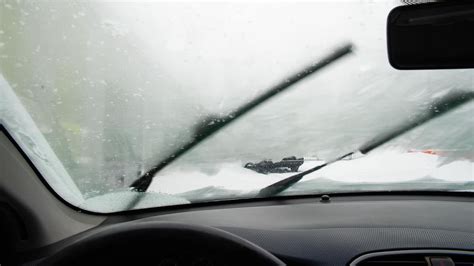 Schéma kondenzácie vodnej pary na povrchu skla v aute