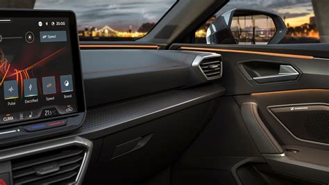 Interiér moderného auta so zobrazením ovládania klimatizácie