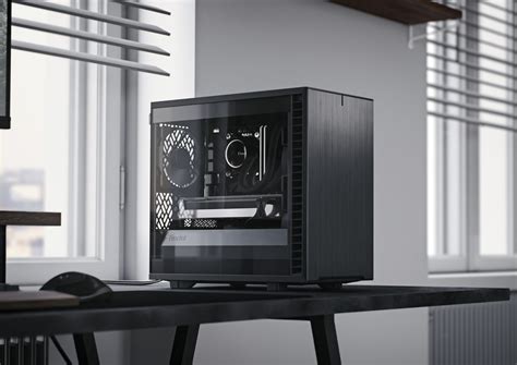 Fotografia počítačovej skrine Fractal Design Define 7, ukazujúca priestor pre komponenty a prúdenie vzduchu