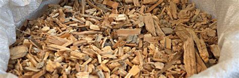 Ilustrácia rôznych foriem biomasy (drevná štiepka, slama, pelety)