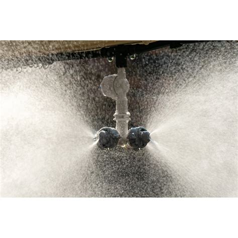 Ilustrácia rôznych domácich metód na zvýšenie vlhkosti vzduchu, vrátane rastlín, misiek s vodou a sušenia bielizne.